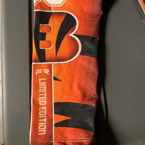 SOLD. Auth. Roni Taylor Fit LE Fibre Bengals Leggings! - Picture 3 of 8